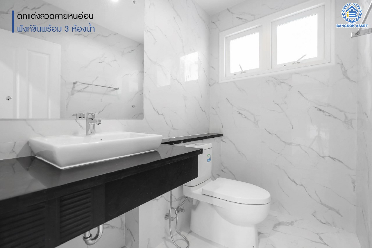 บ้านมือสองตกแต่งใหม่ ม.เบญญาภา ราชพฤกษ์ หลังใหญ่ เนื้อที่ 56.2 ตร.ว. บนพื้นที่ใช้สอยกว่า 265 ตร.ม. ฟังก์ชัน 3 ห้องนอน 1 ห้องอเนกประสงค์ 3 ห้องน้ำ จอดรถได้ 2 คัน พร้อมเฟอร์นิเจอร์บิ้วอินท์ในห้องนอนทุกห้อง ทำเลโซนเมือง! โครงการติด The Crystal SB ใกล้ทางด่วน "ศรีรัช" พร้อมเชื่อมสู่ปิ่นเกล้า-สาทร